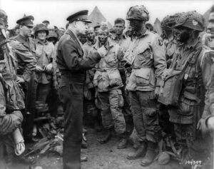 Dwight Eisenhower w paratroopers pre-D-Day