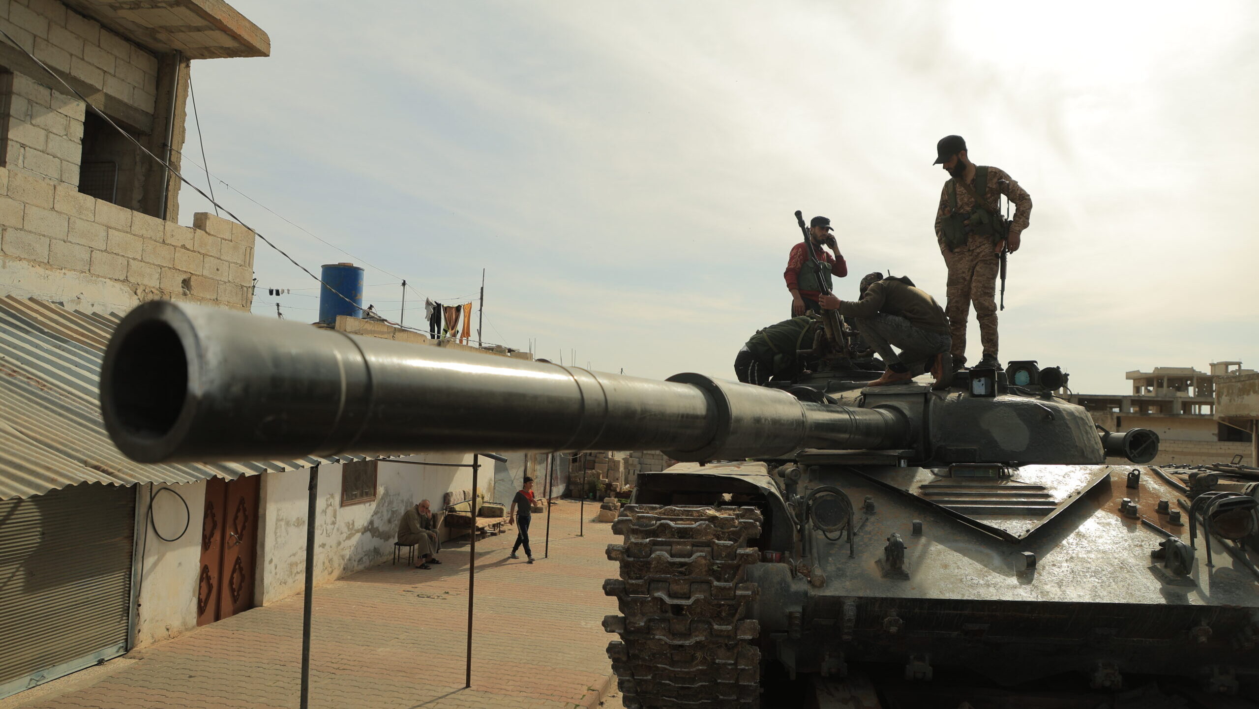 Syrian army reinforces the border with Lebanon