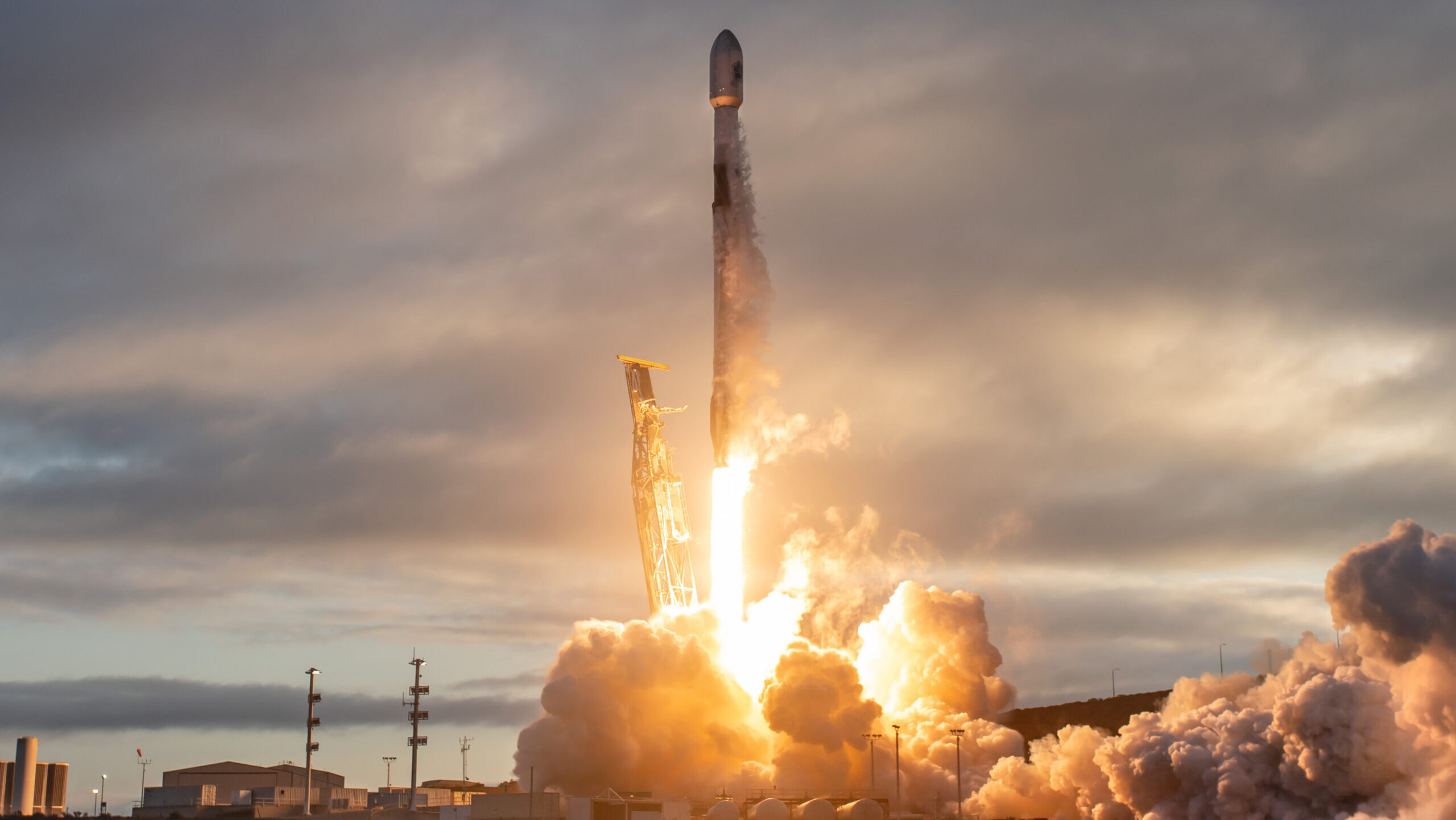 SpaceX wins $1.6B to launch Space Force 'sensing and targeting' sats - Breaking Defense