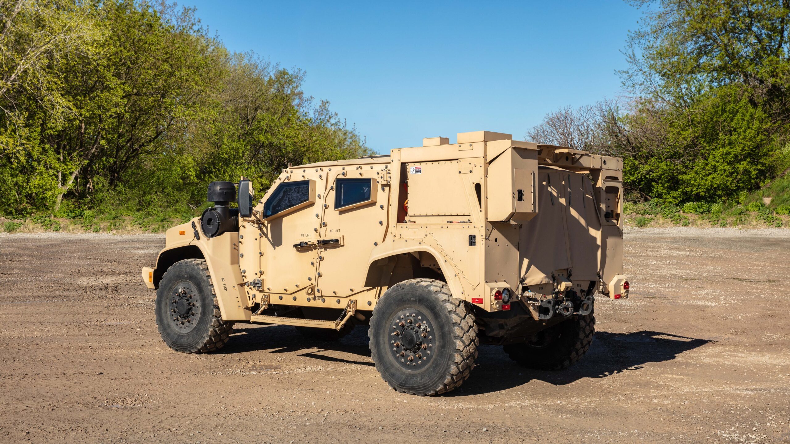 Army electric vehicle goals ‘pretty darn achievable,’ but challenges remain