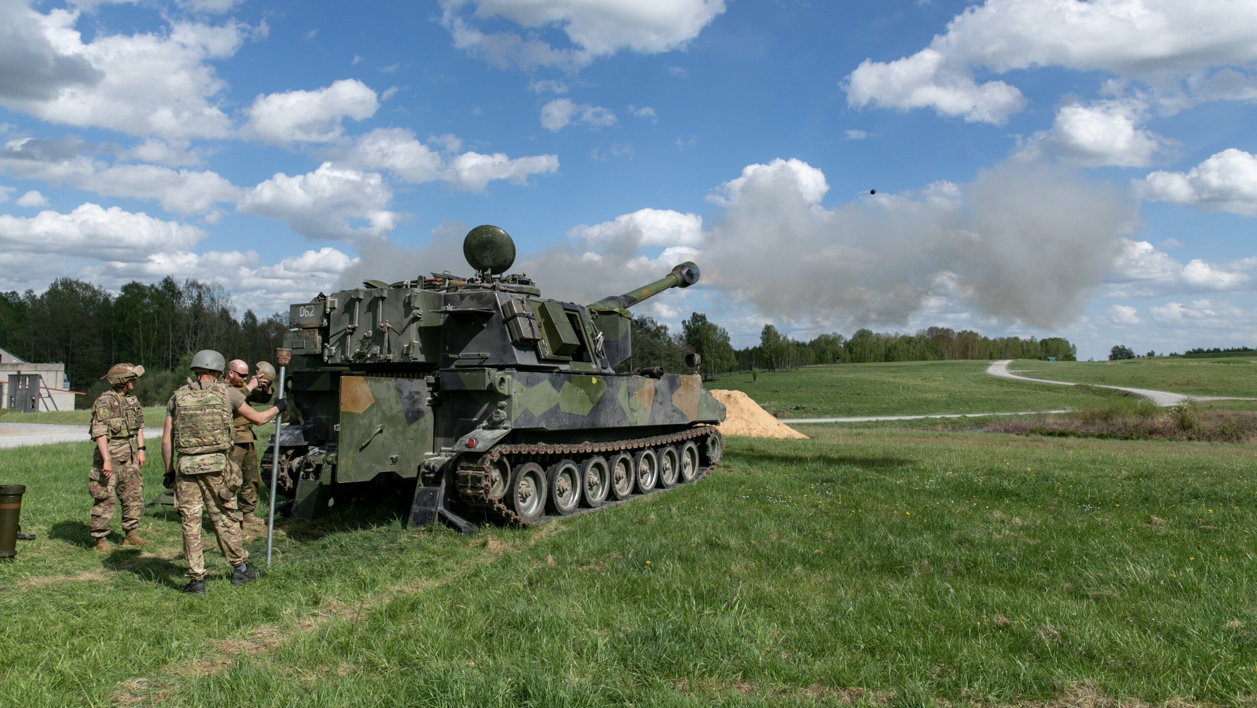 Armed Forces of Ukraine train with US and Norway on M109 howitzer in Grafenwoehr Germany